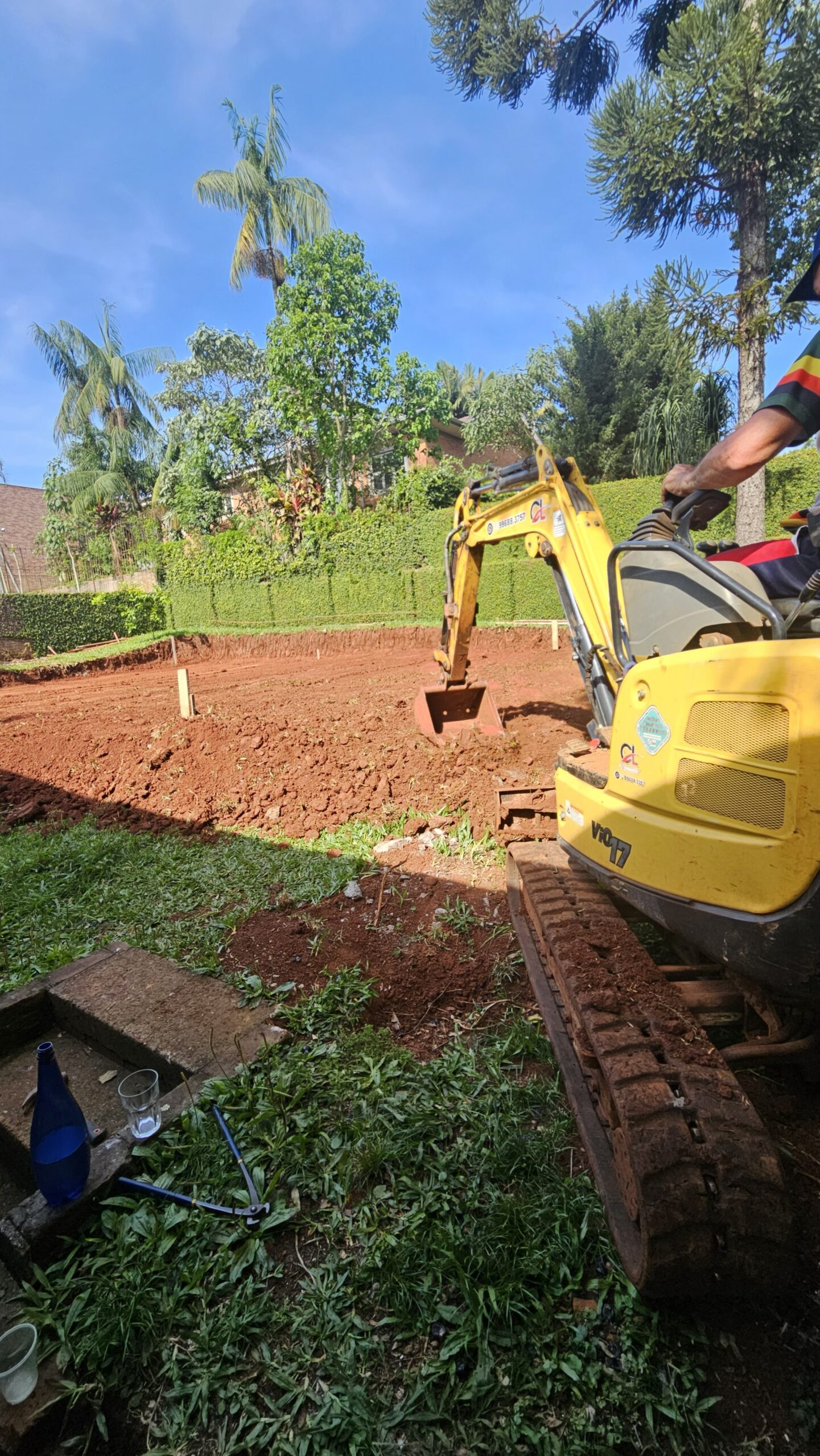 mini escavadeira para abrir piscinas